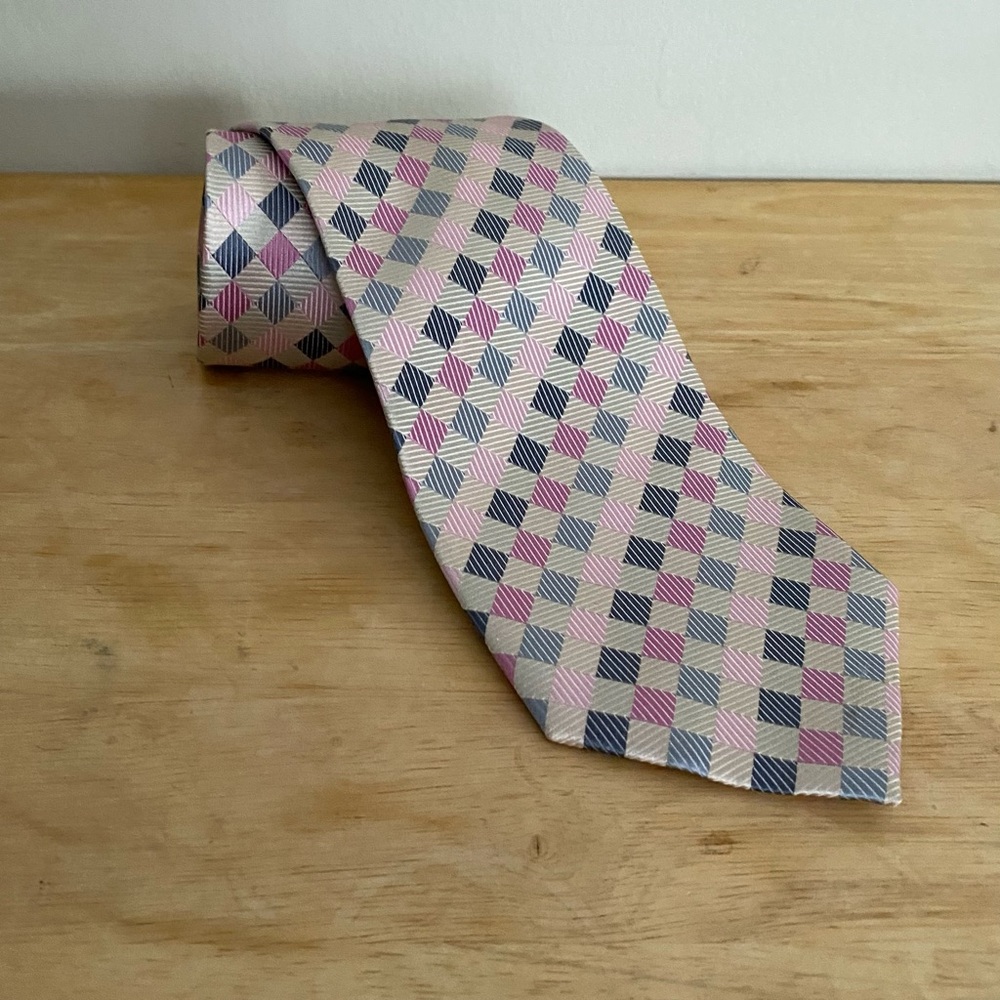 Geoffrey Beene Men’s Handmade Silk Tie in a Pink and Silver